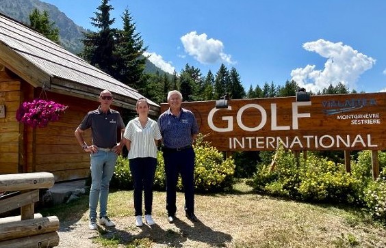 Quand le golf estival se hisse dans les sommets alpins et provençaux